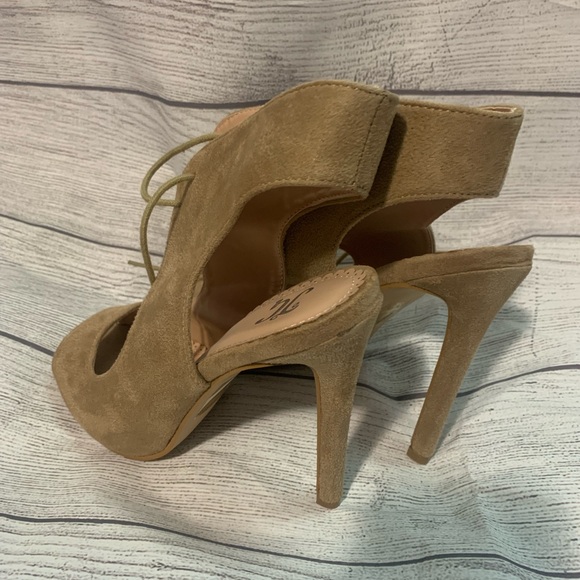 Journee Collection Tan Peep Toe Pumps in size 7 - Picture 6 of 6